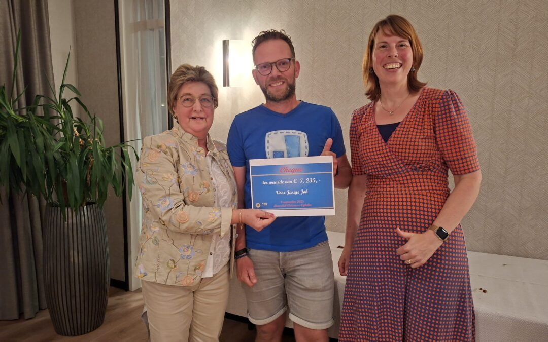 Overhandiging cheques Stichting Jarige Job